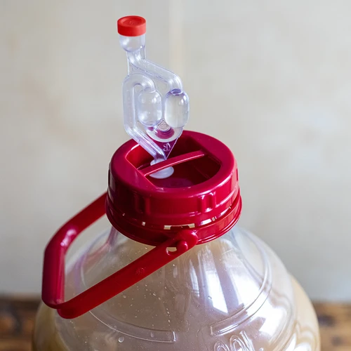 Lengvas, nedūžtantis damžonas vynui su rankena, 20 L - 14