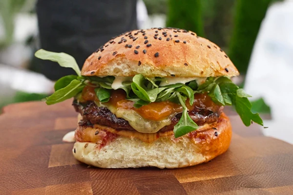 Burgeris su persikų uogiene – išbandyk šį derinį