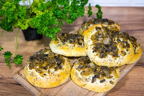 Mielinės svogūnų bandelės su pievagrybiais