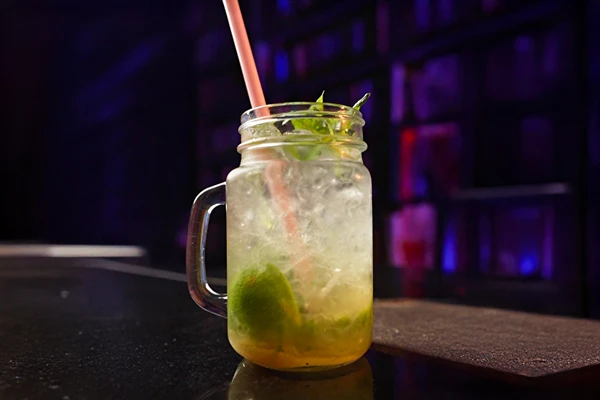 Nojito – gaivinantis, nealkoholinis gėrimas su laimu ir mėta