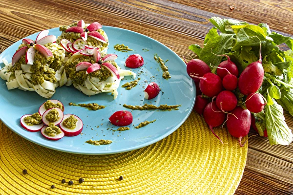 Pesto iš ridikėlių lapų