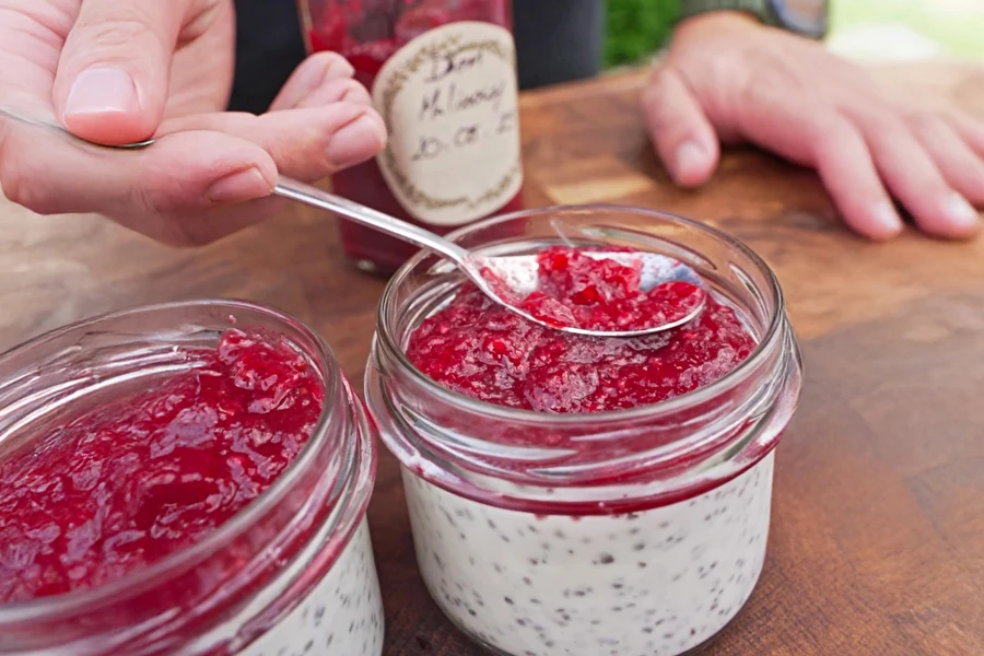 Kokosinis chia pudingas su aviečių džemu
