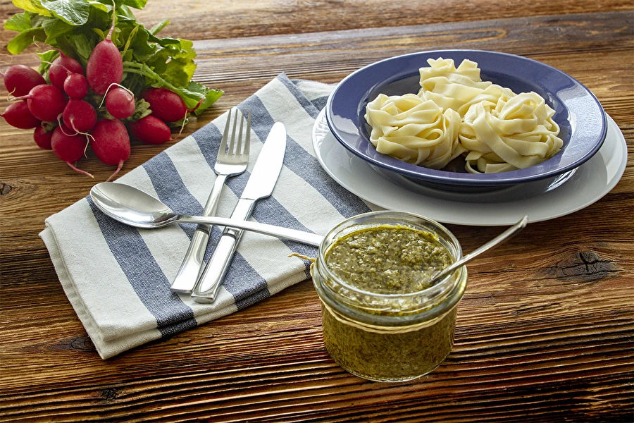 Pesto iš ridikėlių lapų